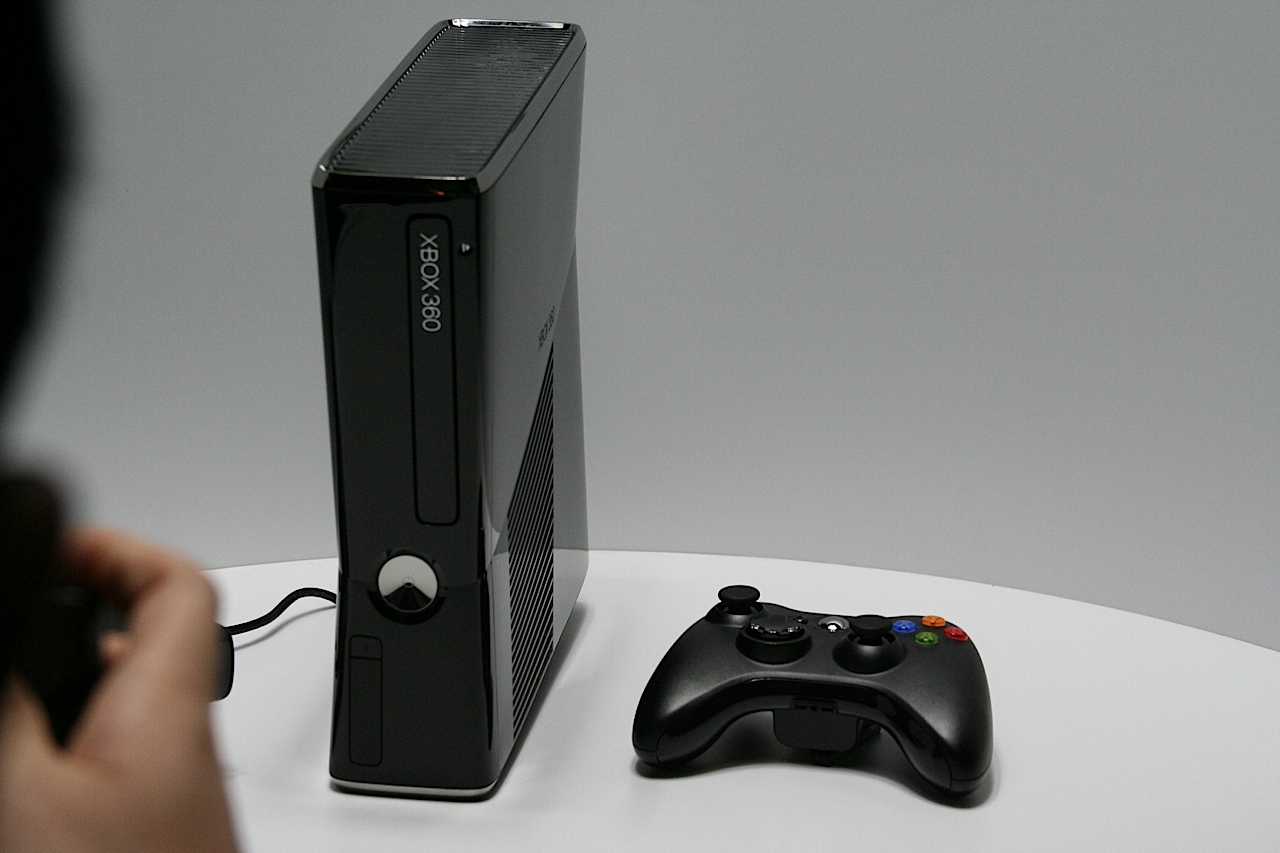 Xbox 360 дата выхода. Xbox 360 Slim. Приставка Xbox 360 Slim. Xbox 360 Slim 2010. Xbox 360 Slim (2010-2013г).