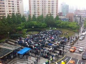 Huge amount of people lining up for Diablo 3 in Korea defy rain
